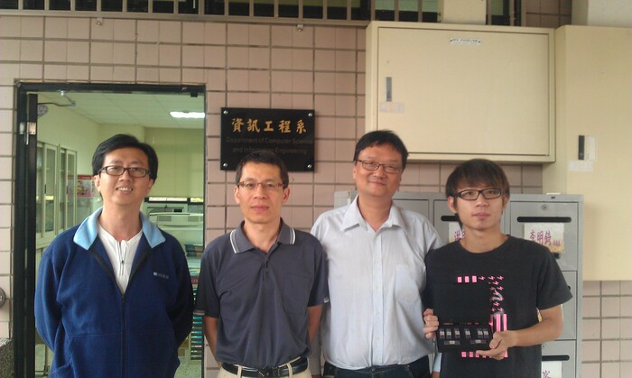 由左至右:資工系莊作彬老師、電通系劉仁俊主任、資工系洪明輝主任以及簡凱翔同學手持本校首度開發之運算晶片圖片